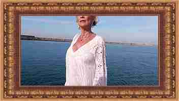 Video Eva, 70 ans, dresse de