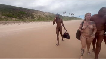 Fiz uma orgia na praia de nu